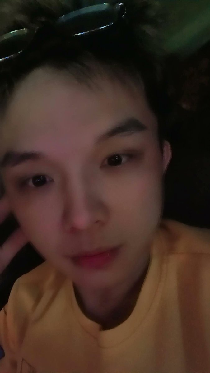0range0000's tweet photo. 第二张照片后面能不能站多一个男人呢 https://t.co/hsu46lhcXZ