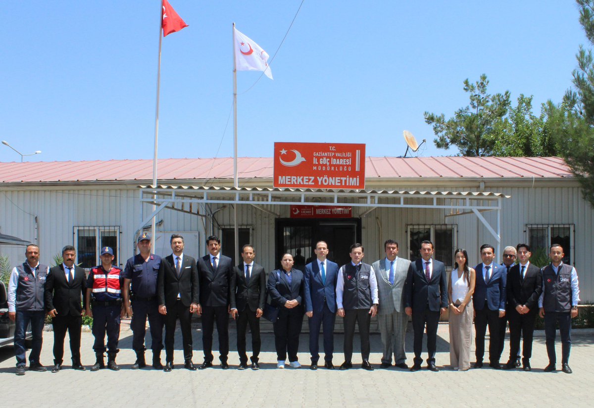 Gocidaresi's tweet photo. Göç İdaresi Başkanımız Sayın Muhammet Selami Yazıcı, Gaziantep Nizip-2 Geçici Barınma Merkezini ziyaret etti. 

Ziyaret kapsamında merkezde yürütülen faaliyetler ve mevcut işleyişe ilişkin bilgilendirme sunumu yapıldı. Merkezin çeşitli birimlerinde incelemelerde bulunarak yürütülen çalışmaları değerlendiren Başkanımız Sayın Muhammet Selami Yazıcı, merkez personeliyle de bir araya gelerek özverili çalışmalarından dolayı kendilerine teşekkür etti.

Ziyaret programına Nizip Kaymakamı Sayın Osman Uğurlu ile daire başkanlarımız eşlik etti.

@TC_icisleri
@mselamiyazici