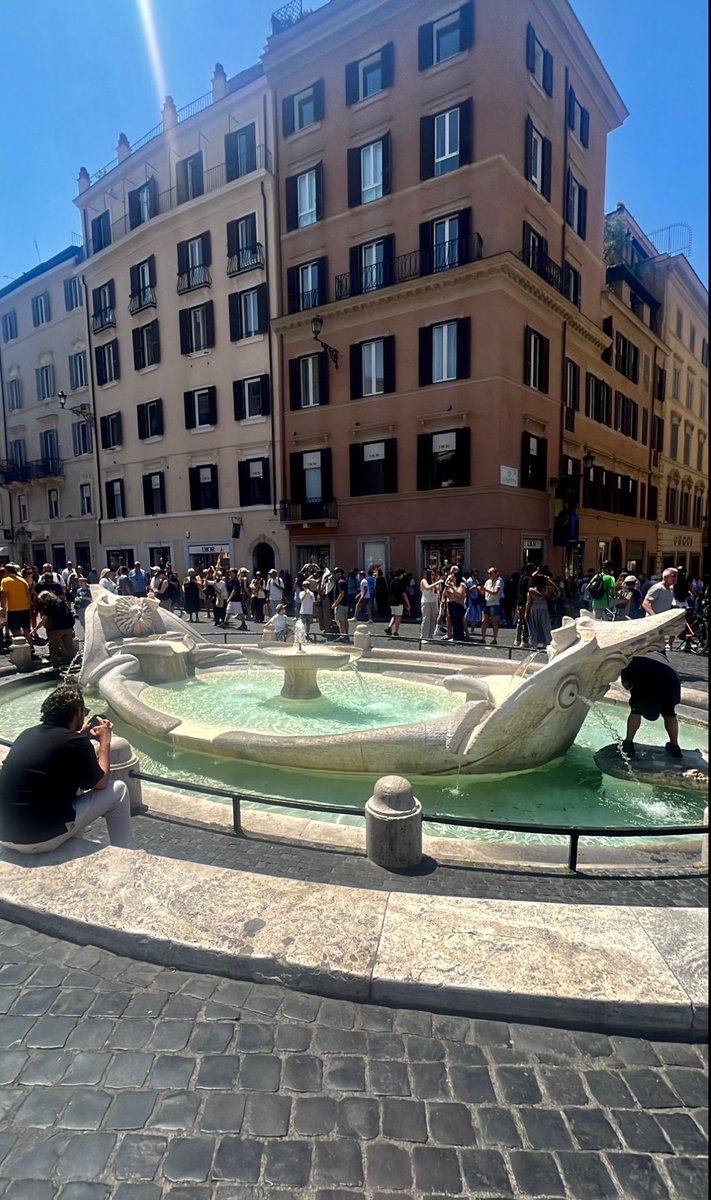 Pskyatri's tweet photo. Fontana Della Barcaccia . (Eski tekne çeşmesi.).,
Çeşmenin içinde serinleyesim var.,
Çok ayıp olmaz dimi…😊 https://t.co/bJ4TFo5c3C