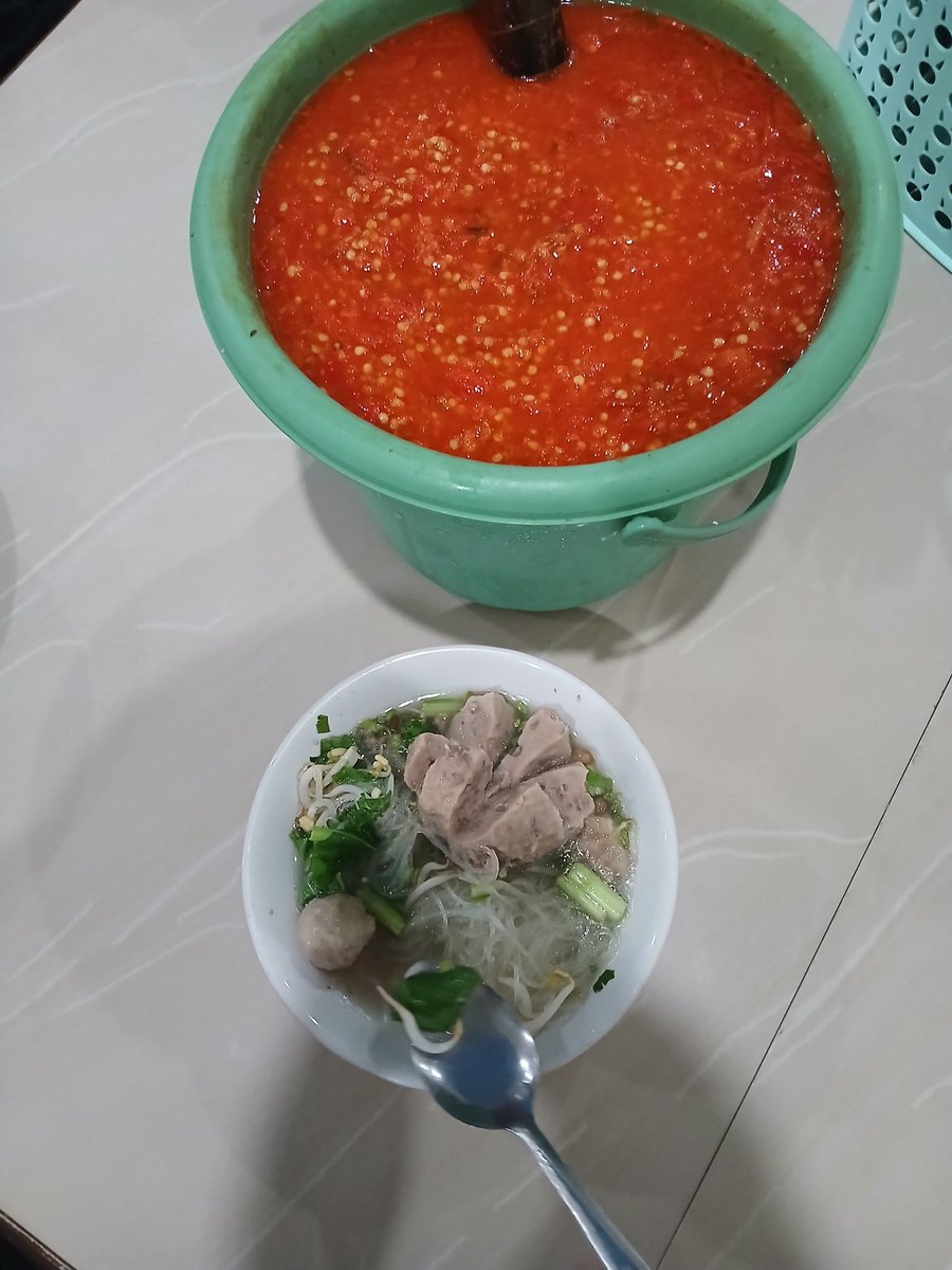 20e07s's tweet photo. Ga espek di kasih cabe se ember gara gara si mang bakso nya mau nutup cabe yang biasa di botolin nya udah abis jadi dia ngasih di ember nya langsung 😭 https://t.co/NCbuyWoyXJ