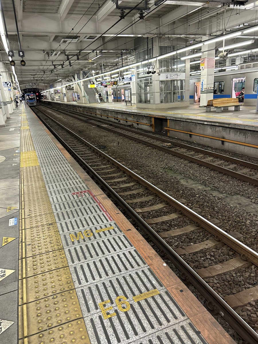 Sg334M's tweet photo. ポンコツ快急唐木田からの乗り換え失敗で急行伊勢原逃して激鬱。なんで多摩ホームに入んねん。 https://t.co/oIN4yytyE2