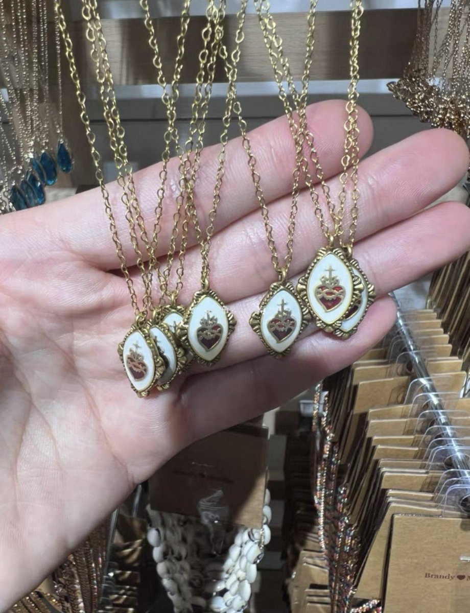 cutiesthingz_'s tweet photo. [OPEN PO] BM Gold Sacred Heart Necklace ✨

💰 145k dp 130k (21 cm)
arrived INA in 2-3 weeks

ambil dari china lgsung jadi harga lebih murah. DM to secure ur slot n join go line/wa🫶

tags. wts wtt wtb wtr brandy melville taehyung kalung v bts arirang jkt jakarta https://t.co/T7xgt1Y0b5