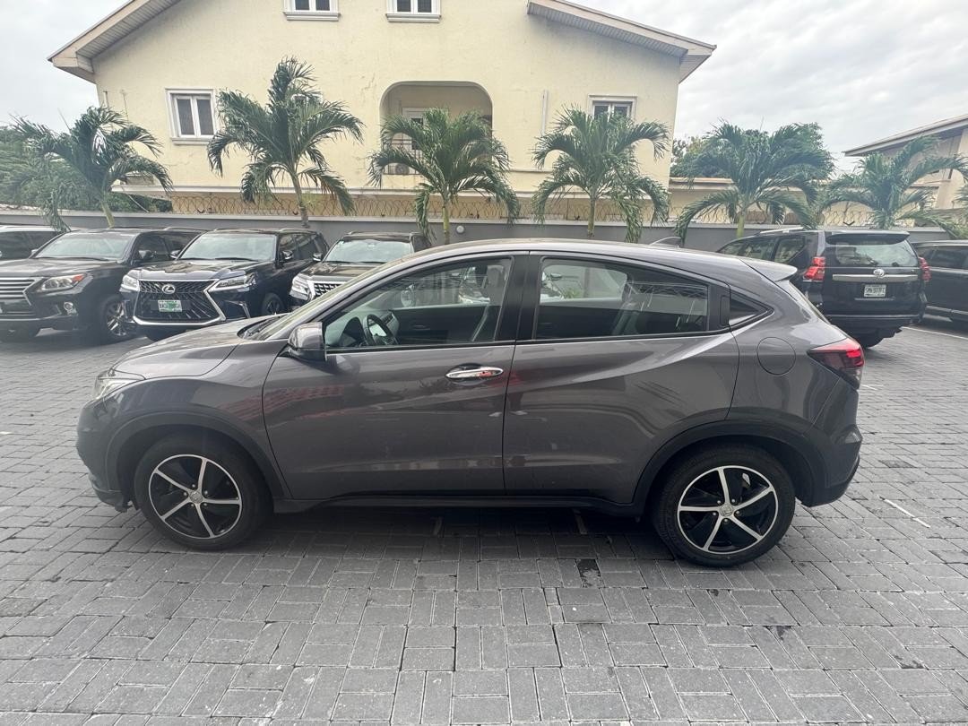 armyeed1's tweet photo. Registered Honda HR-V for Sale

Location: Lekki 📍
Mileage: 20,670km
All docs complete, nothing to fix

Neat leather interior, touchscreen, alloy wheels, AC chilling. 

₦25M, slight nego 
DM for inspection

#LagosCars #HRV #CarDeals #Lekki https://t.co/tQVCoKw1cO