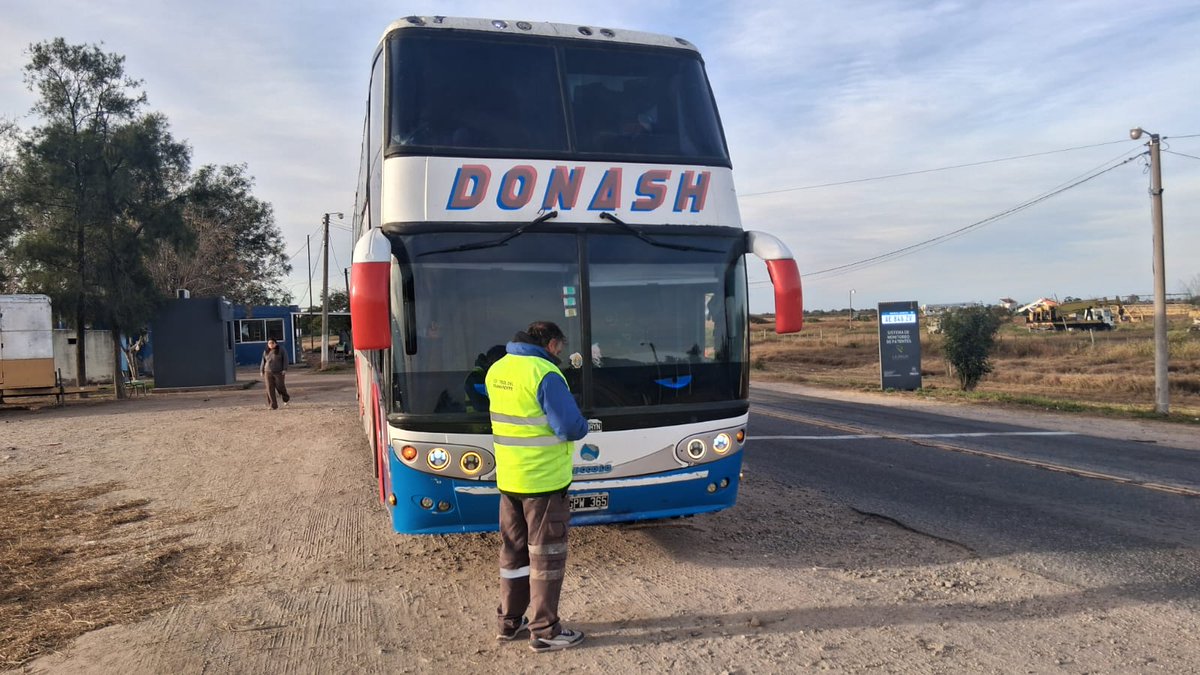 InfoCNRT's tweet photo. 📍 La Rioja, Ruta Nacional 38

📋 Se retuvo un micro que transportaba 49 pasajeros al constatarse que circulaba sin habilitación, sin seguro vigente, con el disco del tacógrafo vencido y múltiples incumplimientos en materia de seguridad 🛑 https://t.co/MixvmdDNFj