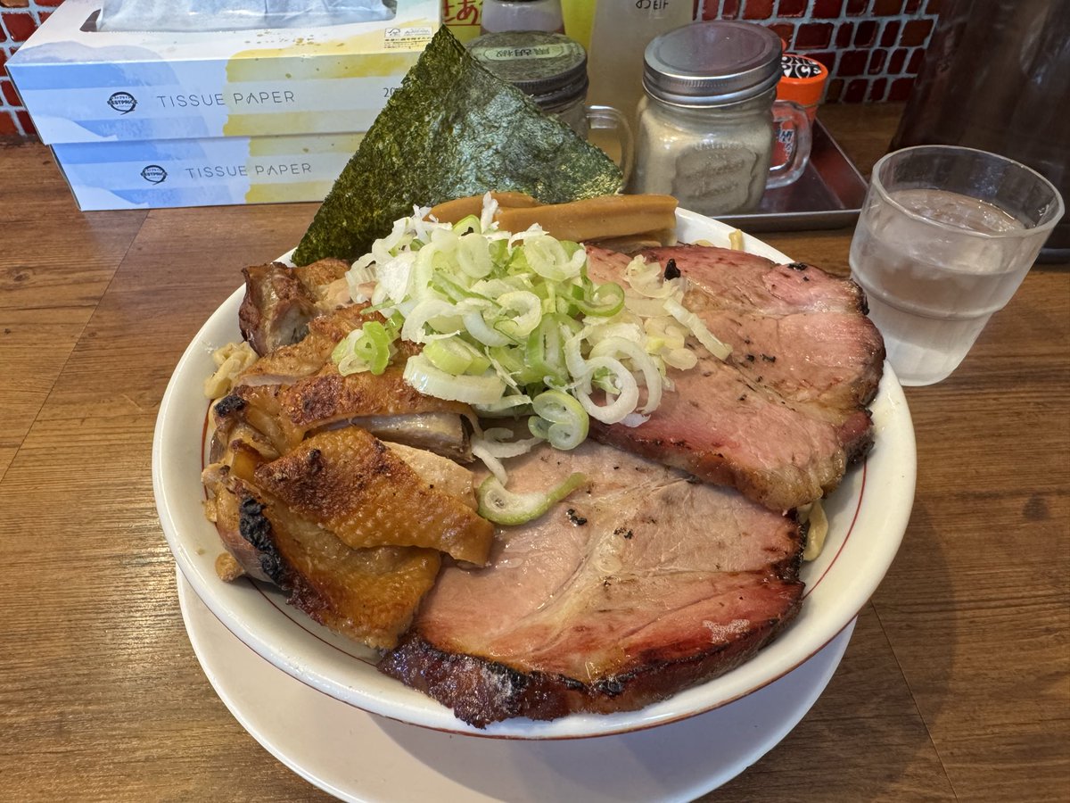 ACURA5852's tweet photo. 好きなラーメン食べて新作のスタバ飲んでいい休日だったな！！
おじさんにフラペチーノは重いのでソーダにした🤣 https://t.co/XsIOAYFHvu