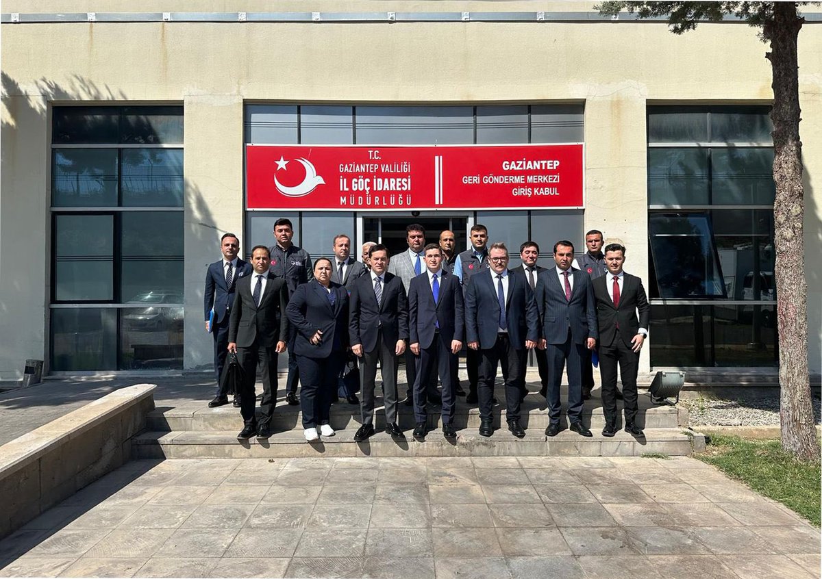 Gocidaresi's tweet photo. Göç İdaresi Başkanımız Sayın Muhammet Selami Yazıcı, Gaziantep Oğuzeli Geri Gönderme Merkezini ziyaret etti.

Ziyaret kapsamında merkezde yürütülen faaliyetler ve mevcut duruma ilişkin bilgilendirme sunumu gerçekleştirildi. Merkezde incelemelerde bulunan Başkanımız Sayın Muhammet Selami Yazıcı, görevli personellerimizle bir araya gelerek yürütülen çalışmalara ilişkin değerlendirmelerde bulundu ve özverili çalışmalarından dolayı teşekkürlerini iletti.

Ziyaret programına Oğuzeli Kaymakamı Sayın Mikail Ersöz ile daire başkanlarımız da eşlik etti.

@TC_icisleri
@mselamiyazici