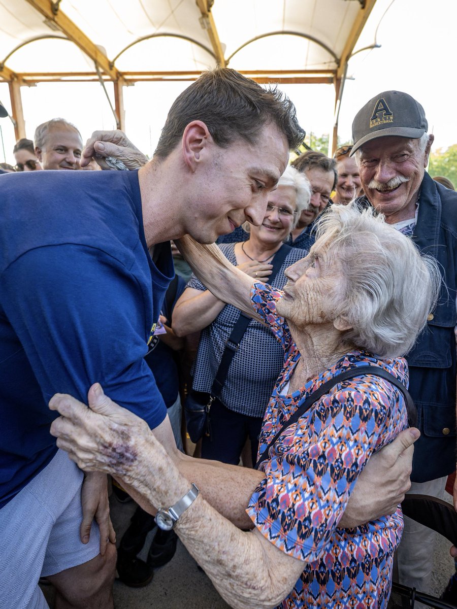 albaberlin's tweet photo. Schneidet hier jemand Zwiebeln? 😭🥹

Finals MVP @justinbean34 und unsere älteste Dauerkarteninhaberin Anneliese Kupke mit 101 Jahren beim Saisonabschluss. TWO LEGENDS! ⭐️

📸 Tilo Wiedensohler https://t.co/hotfy34zNx