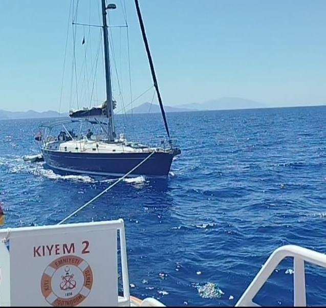 kiyiemniyet's tweet photo. Marmaris Bozburun önlerinde makine arızası nedeniyle sürüklenen ve içerisinde 3 kişi bulunan 16 metre boyundaki tekne, KIYEM-2 hızlı tahlisiye (can kurtarma) botumuzca yedeklenerek Bozburun'da emniyete alındı. https://t.co/4EmkJTC8Is