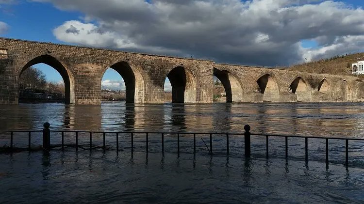 MucadeleGzt's tweet photo. Diyarbakır’da Erzurumspor bayrağının On Gözlü Köprü'ye asılması için valiliğe resmi başvuru yapıldı. https://t.co/0yWJgSiatl