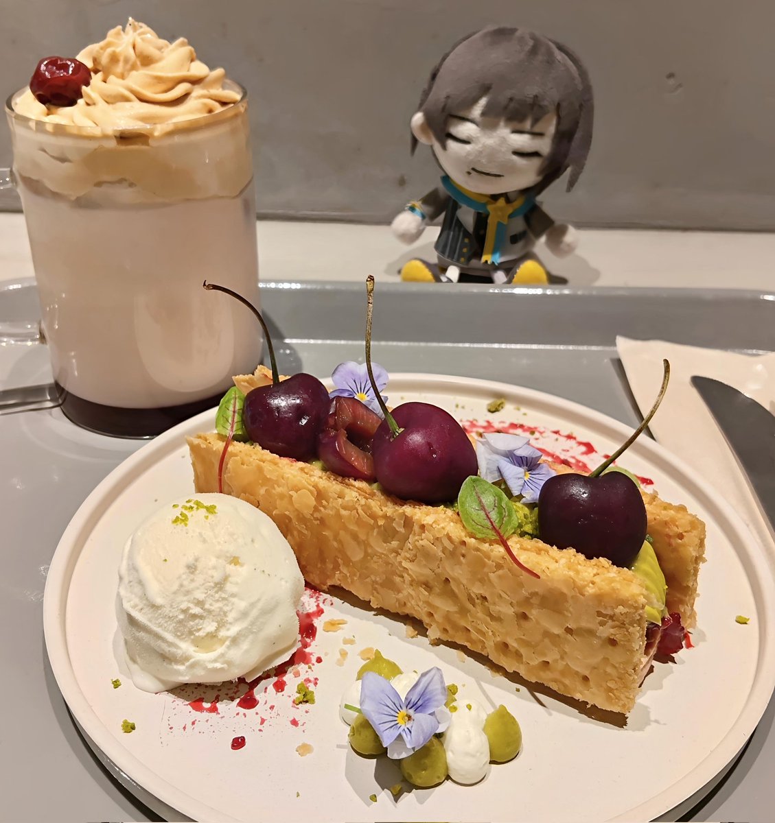htp_sideM's tweet photo. hannocさんのナポレオンパイ、"スリーズボア"
アメリカンチェリーの下にはすもものムースとピスタチオクリーム。
注文してから作ってくれるので、できたてをいただきます🙏
ドリンクはチェリーティーラテ🍒
ビターキャラメルのクリームも美味しかった！ https://t.co/80Dcr8gImA