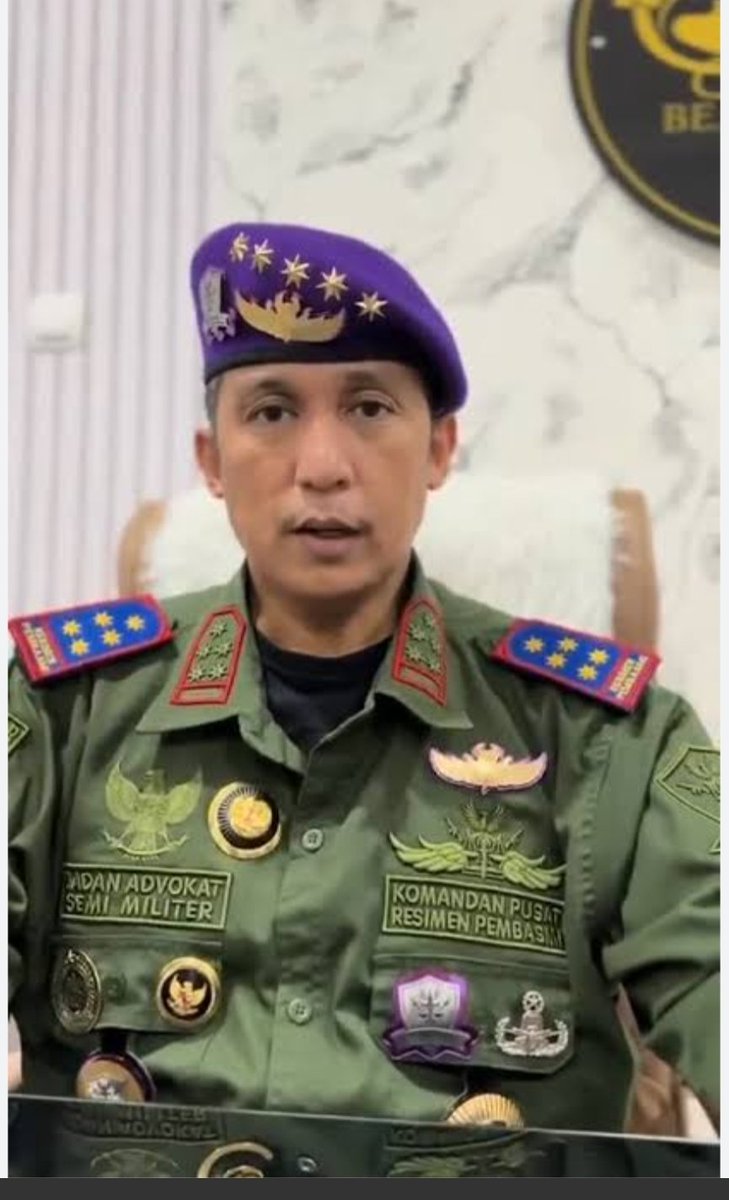 Jelli_cent's tweet photo. Oibowo itu siapa?
Saya ga kenal 🤭

Mahasiswa mana?
Bukan mahasiswa Pak, Pengacara Pak..

Pengacara yg ga ngerti hukum?

Ini loh Pak orangnya.
Pokoknya yg suka pake baju berbintang &amp; berpangkat 🥱 https://t.co/bbl1giA7UT