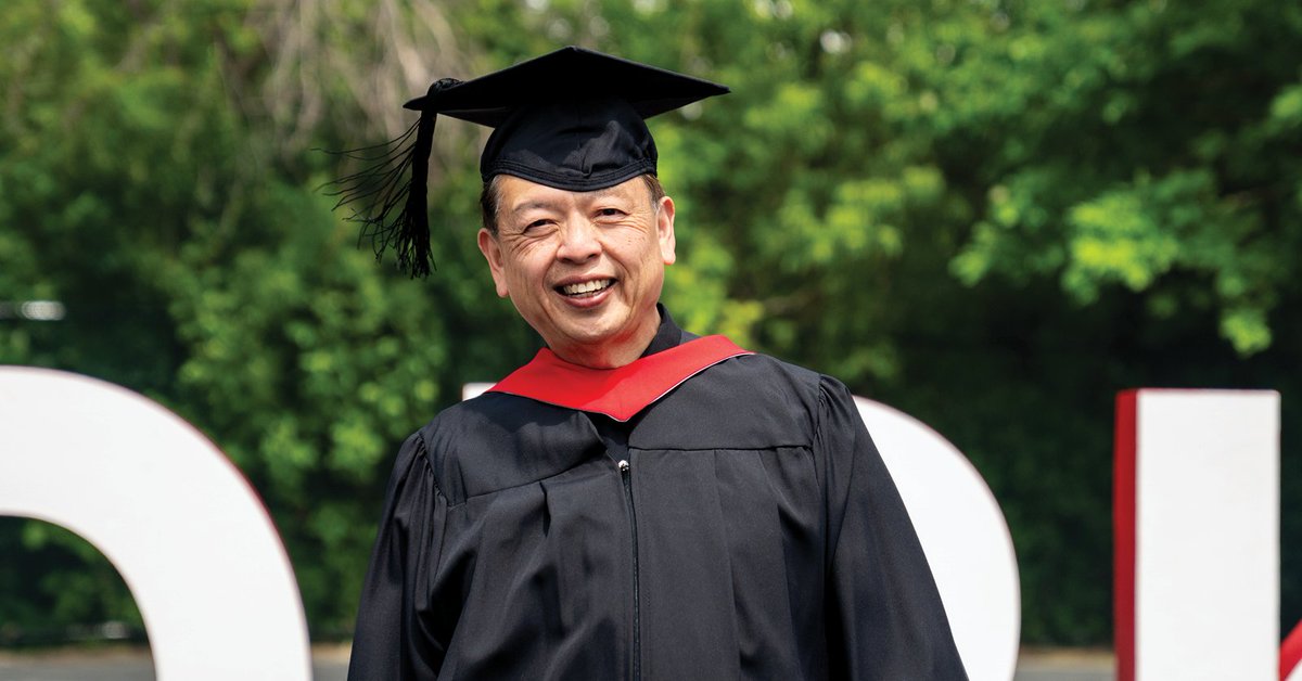 YorkUniversity's tweet photo. 34 years later, Andy Ka Lung Fong finally crossed the convocation stage! After studying music in 1989, Andy's life led him down a different path. With his wife's support and determination, he returned to school and earned a Specialized Honours BFA in Music. 🎓 | #YorkUConvo https://t.co/6upxO2LVh5