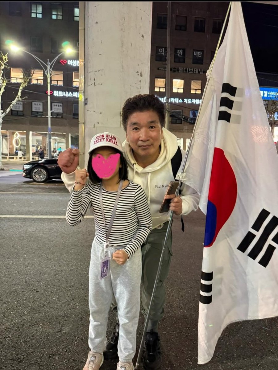 unhochoe55's tweet photo. 아이들아
아저씨는 너희들이 한번도
경험하지 못한 나라에 살게 하지
않을거란다
그것이 대통령님이 우릴 깨운 이유이고
우린 그 의무를 다해야지

아이들아
아저씨가 이길지 질지  모르지만
부러질지언정 꺽이지는 않을것이니
그것이 우리 대한민국의
혼이라는것을 기억해주렴

우리 대통령님이 너무 착하게
아저씨를 만들었단다
화가 나도 참아야하고
주먹이 나가야 하는데도 그냥 맞고
행동 하나가 말 한마디가 누를
끼칠까봐 순둥이가 되었단다

하지만 단 한번의 순간이 온다면
아저씨는 우리 아이들 가슴에
담고 방긋 웃으며 훨훨 날거란다

우리 아이들이 기억하고 되새길
이름 윤석열대통령님 
영원히 기억될 대한민국의
대통령님

그리고 늘 새기렴
애국가와 태극기를 부르고 볼땐
가슴이 뜨거워지는게 바로
너희들이 대한민국의 후손이란 것을,,,

사랑한다 우리의 미래,