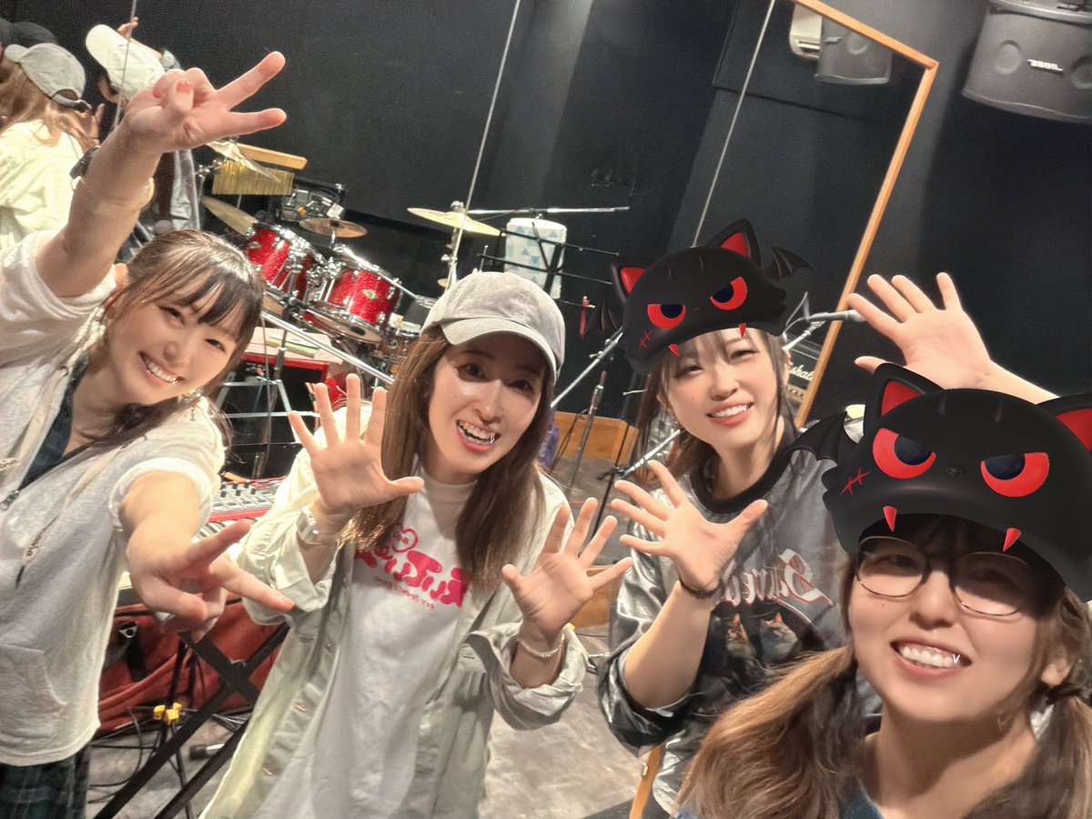 yuha_drums's tweet photo. #優葉生誕祭 まであと5日🍻
今日はえいてぃーズリハ🎀
夏のコピバンイベント一夜限りかと思いきや、
とても素敵なメンバーとお客様の応援に恵まれて今年で結成2周年✨
聞き馴染みのある80年代の名曲を私たちなりに、ポップに可愛くやっていきたいと思います🥰
トッパーで盛り上げていくよー🔥🔥 https://t.co/niRALMbXXC