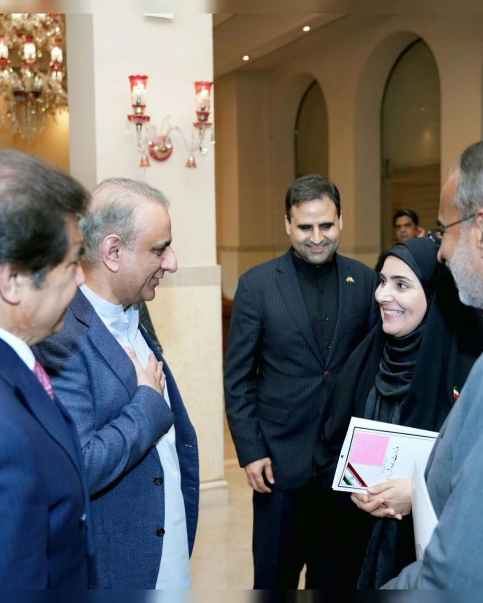 moc_gop's tweet photo. ایران کی وزیر  ٹرانسپورٹ فرزانہ صادق کے دورہ پاکستان پر وفاقی وزیر مواصلات عبدالعلیم خان ، وزیر ریلویز حنیف عباسی، وزیر تجارت جام کمال خان اور وزیر میری ٹائم جنید انوار کی باضابطہ ملاقات اور اجلاس، دونوں اطراف سے سینئر حکام کی شرکت ، مخلف تجاویز پرغور ، دونوں وفود کا پاک ایران مشترک ٹرانسپورٹ کمیٹی فعال کرنے اور بارڈر پر حل طلب مسائل کے لئے مشترکہ اقدامات پر اتفاق۔
 #AbdulAleemKhan #MinisterforCommunication