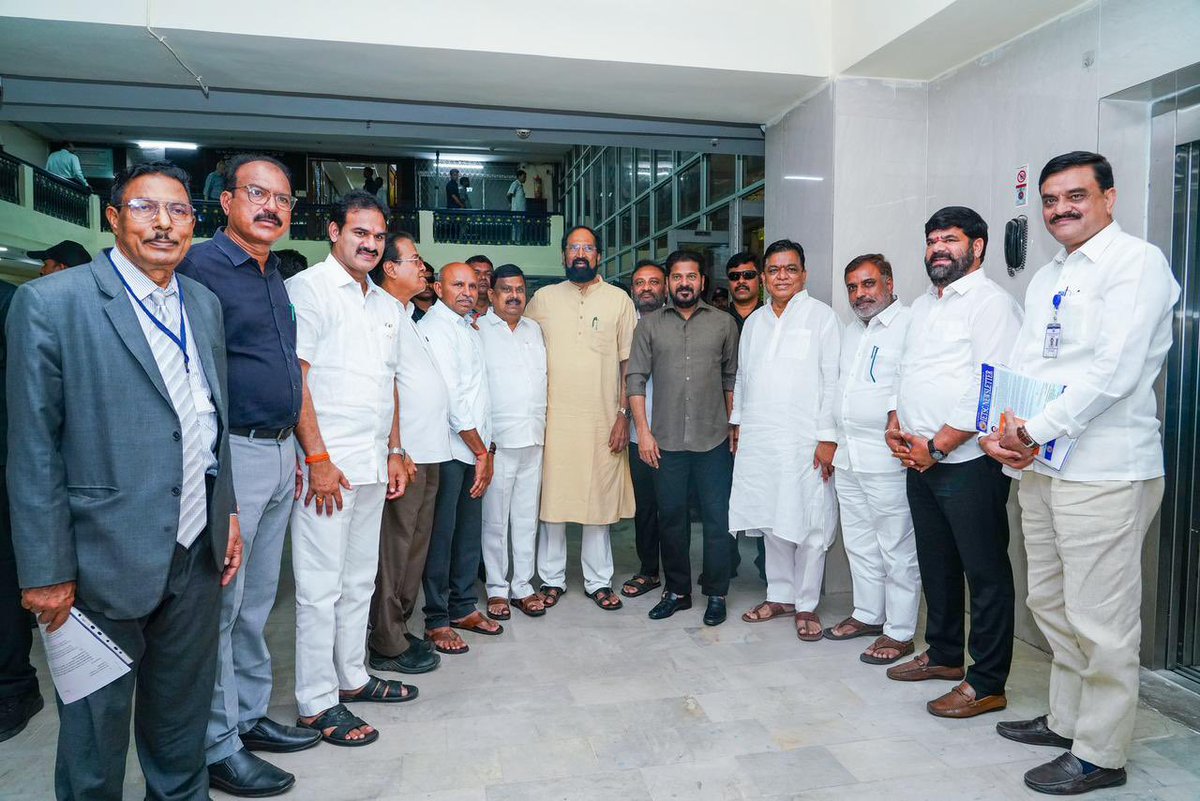 revanth_anumula's tweet photo. తెలంగాణ లంబాడి, ఎరుకల, యానాది తెగల రిజర్వేషన్ స్వర్ణోత్సవ వేడుకల సందర్భంగా రేపటి నుంచి ఆ వర్గాల కాంగ్రెస్ ప్రజా ప్రతినిధులు బస్సు యాత్ర తలపెట్టిన నేపథ్యంలో ఈ రోజు కలిసి వారి యాత్ర ఉద్ధేశాన్ని వివరించారు. 

ఈ బృందంలో ఎంపీ శ్రీ బలరామ్ నాయక్, ప్రభుత్వ విప్ శ్రీ రామచంద్ర నాయక్, శాసన సభ్యుడు శ్రీ బాలు నాయక్, శాసన మండలి సభ్యుడు శ్రీ శంకర్ నాయక్, మాజీ ఎంపీ శ్రీ రవీంద్ర నాయక్ తదితరులు ఉన్నారు.

#GoldenJubileeCelebrations 
#AdivasiEmpowerment
#TribalRights
#TelanganaCongress 
#cmrevanthreddy