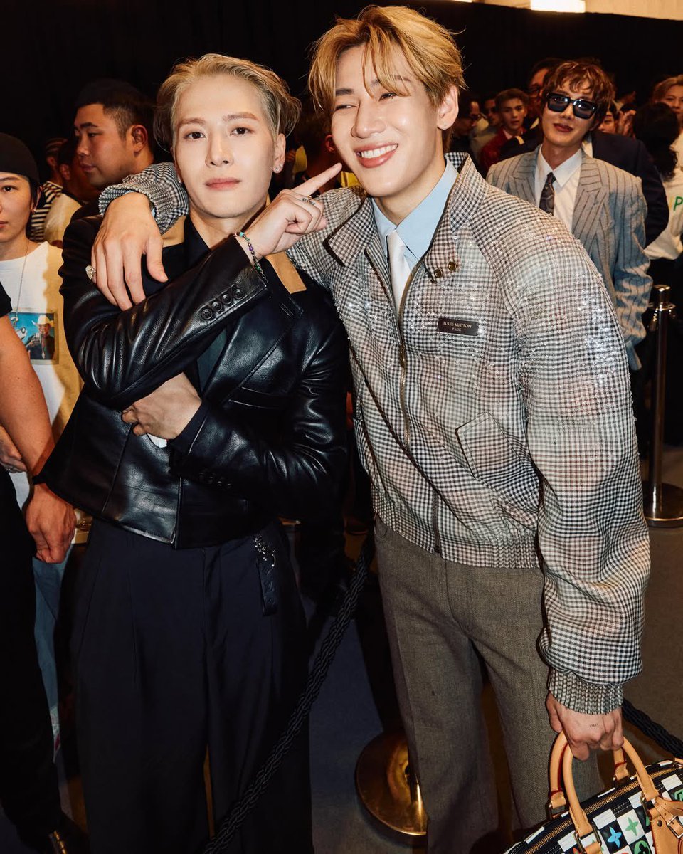 jacksonwang's tweet photo. sempre lembro do jackson se abaixando pra falar que conheceu o bambam quando era pequenininho e hoje o bambam tá maior que ele https://t.co/VeeYelePjC