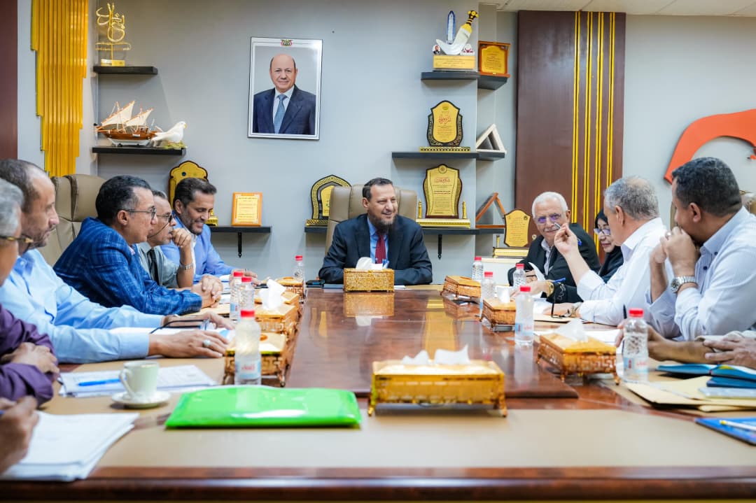 adenlocalgov's tweet photo. برئاسة المحافظ عبد الرحمن شيخ..
 اجتماع يقر مصفوفة أولية من المشاريع في قطاعات خدمية وتنموية

عدن  - خاص 
٢٤يونيو ٢٠٢٦

ترأس وزير الدولة، محافظ العاصمة عدن، الأستاذ عبد الرحمن شيخ، اليوم الأربعاء، اجتماعًا ضم مديري عموم مكاتب التخطيط والتعاون الدولي، والمالية، والأشغال العامة والطرق، إلى جانب مديري مؤسستي المياه والصرف الصحي والكهرباء، وصندوق النظافة والتحسين.

وشدد المحافظ شيخ، خلال الاجتماع الذي حضره وكيلا المحافظة المهندس غسان الزامكي والأستاذ محمد سعيد المفلحي، على أهمية الالتزام بالمواصفات الفنية والمعايير المتفق عليها في تنفيذ المشاريع، مؤكدًا حرص السلطة المحلية على تعزيز الدور الرقابي ومتابعة سير العمل بصورة مستمرة، لضمان جودة التنفيذ وتحقيق الأهداف المرجوة.

وأقرّ الاجتماع مصفوفة أولية من المشاريع الخدمية والتنموية في قطاعات الطرق والمياه والصرف الصحي، والتعليم والصحة في عدد من المديريات.

وشملت المصفوفة مشاريع تأهيل عدد من الطرق بمديريات خور مكسر، والمعلا، والشيخ عثمان والبريقة، وتضمنت توسيع طريق منها من اتجاه إلى اتجاهين مع إنشاء جزيرة وسطية وتنفيذ أعمال الإنارة.

وفي قطاع المياه والصرف الصحي والكهرباء، أقرّ الاجتماع مشروع تركيب مضخة صرف صحي متكاملة بالإضافة إلى توفير خطوط كهربائية ساخنة لمضخات الصرف في عدد من المديريات، وخط ساخن لحقل المياه، مع التأكيد على تشغيل طاقة شمسية للمواقع البعيدة عن شبكة الكهرباء.

كما تضمنت المشاريع إنشاء ثلاث محطات لتحلية المياه في مديريات خور مكسر، وصيرة، والمعلا، والتواهي، بما يسهم في تعزيز خدمات المياه وتحسين مستوى الخدمة المقدمة للمواطنين.

وأوصى الاجتماع باعتبار مشروع مبنى الإصدار الآلي في مديرية خور مكسر من المشاريع ذات الأولوية، والعمل على إدراجه ضمن المشاريع القادمة، إلى جانب حزمة من المشاريع الخدمية والتنموية الأخرى في مختلف القطاعات، وفقًا لأولويات الاحتياج ومتطلبات المواطنين، والتي سيتم الإعلان عن مناقصاتها في القريب العاجل.
