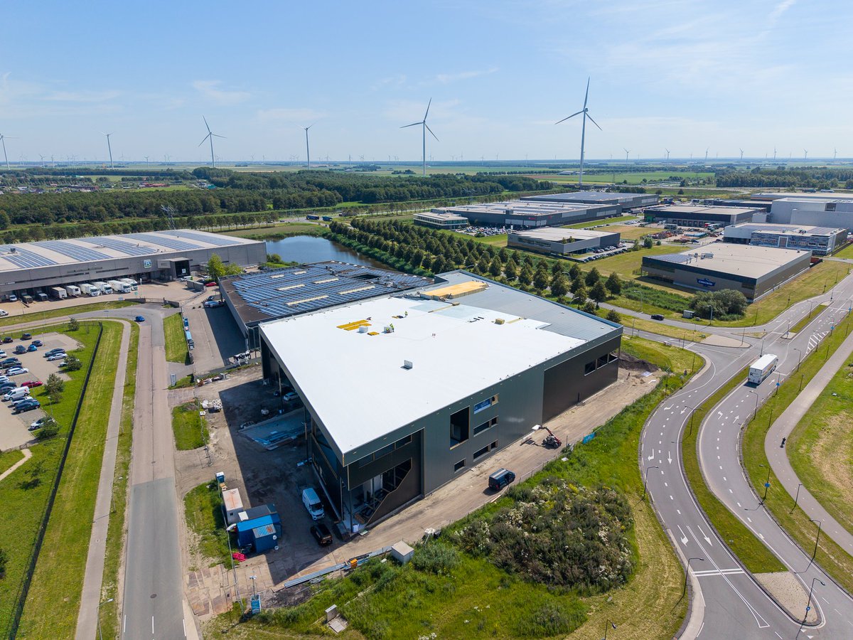 DakKamil's tweet photo. Onze dakdekkers zijn inmiddels gestart met het volgende project in Almere (6.500 m²) ✅ https://t.co/ikKqfja0uK