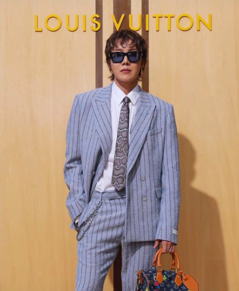 ARMYBogotaCol's tweet photo. J-Hope y Jimin han sido protagonistas de algunas de las apariciones más comentadas de la Semana de la Moda de París 🇫🇷, generando un alto nivel de interacción y conversación en redes sociales.

Más allá de las cifras, ambos demuestran por qué son embajadores tan representativos de sus respectivas casas de moda, transmitiendo con naturalidad la esencia, el estilo y el aura que cada marca busca proyectar.

Un impacto orgánico que refleja su influencia global y el poder de BTS para generar conversación en todo el mundo 🙌🏻📈✨

#jhopexLouisVuitton #JiminxDior