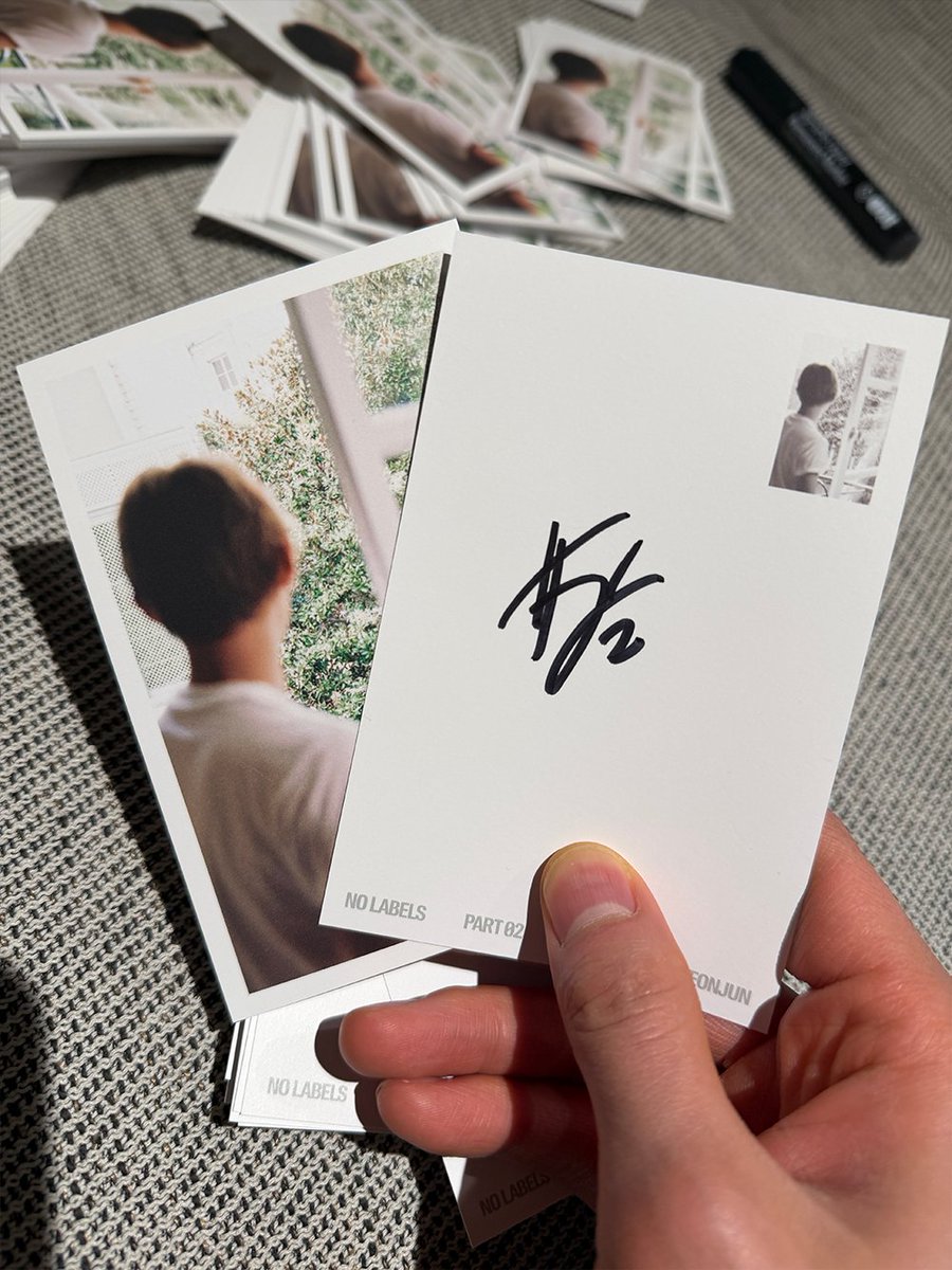 picktaehyun's tweet photo. Yeonjun signing his album ♡ https://t.co/TnQwCp3IN6