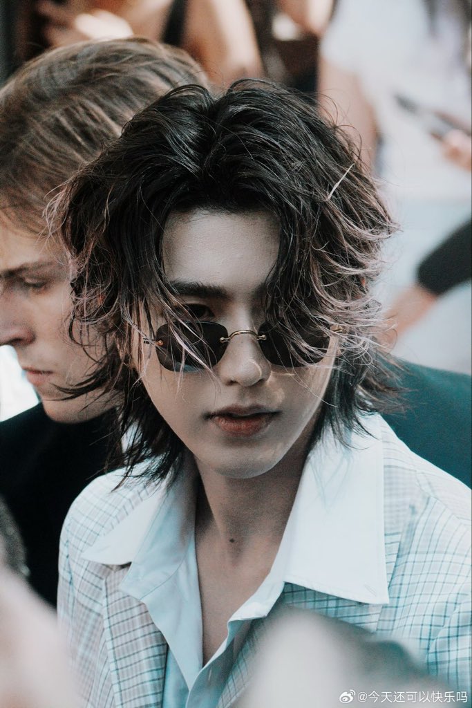 Apollolover0802's tweet photo. Breaking free from traditional menswear frameworks, KUN delivers a groundbreaking Thom Browne look that dominates Milan fashion discussions.

KUN’s MFW moment
#KUN #KUNxTHOMBROWNESS27 #KUNxTHOMBROWNE #THOMBROWNE
@kun_officialx @ThomBrowne https://t.co/OubrqmBECH