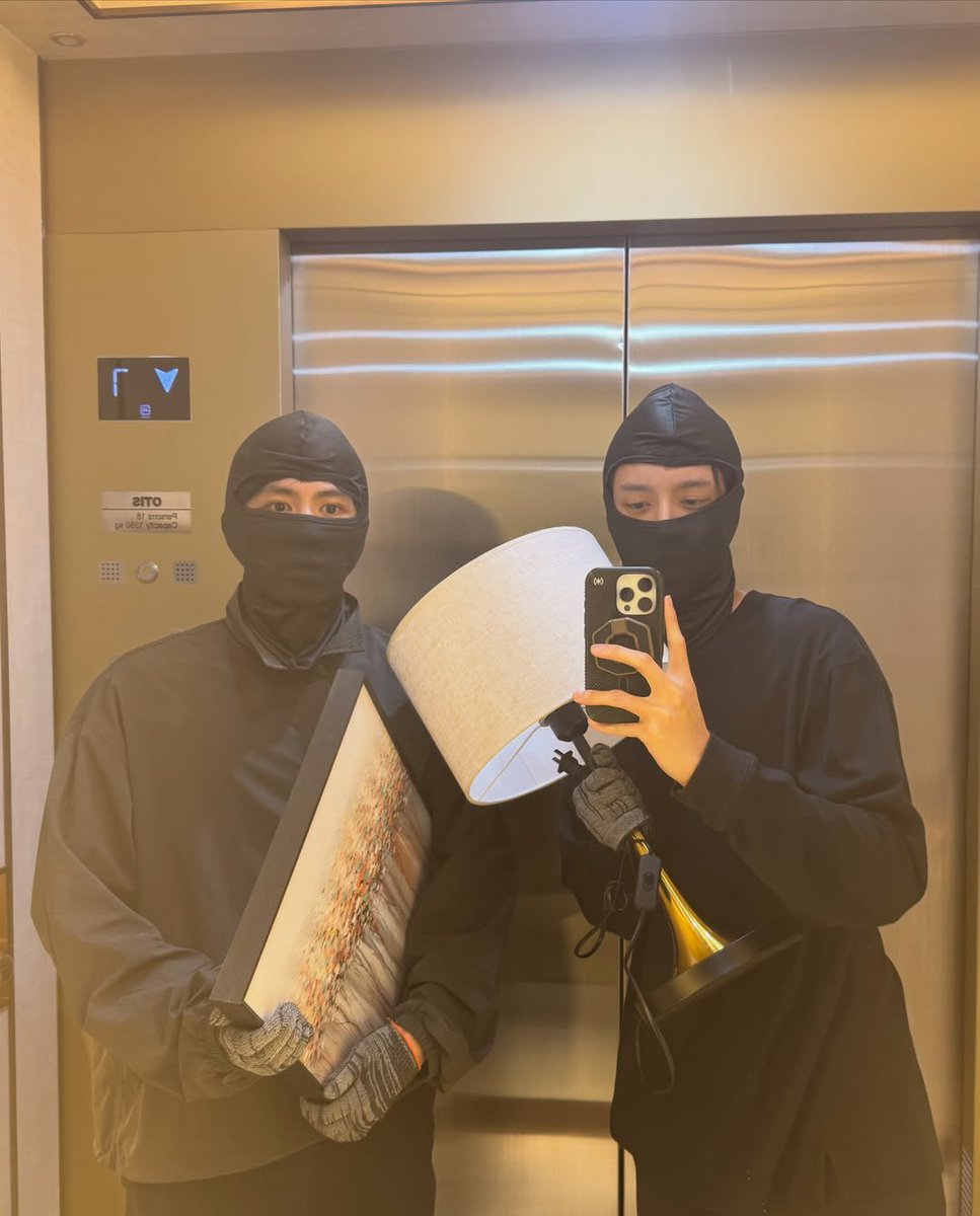 ioxview's tweet photo. #savefranc #francnrp 

💬: Kenapa (cosplay) jadi maling sih?
🐶: Aku ngobrol sama Phi Save dulu, nanya awalnya mau pakai apa. Soalnya waktu itu nggak kepikiran ide apa-apa, jadi bantu mikir bareng. Akhirnya merasa yang ini paling oke
🐶: Pas sampai di hotel, kebetulan ada gambar itu. Aku lihat fotonya gantung di kamar, jadi sekalian aku ambil buat dipakai foto. 
🐶: Pas lagi bawa barang curian, aku jalan keluar dari kamar, staf-staf pada ngeliatin semua. Mereka kira beneran maling (🤣)
🐶: Tapi udah dibalikin kok. Habis foto langsung dibalikin
🐶: Terus mereka bilang, “Lho, itu dari kamar kamu sendiri?” Aku jawab, “Udah bilang kok, udah izin juga. Pinjam sebentar buat foto doang”