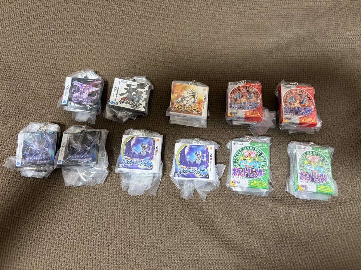 ango0429's tweet photo. 【交換】 ポケモン パッケージ＆ゲームカードキーホルダーコレクション

譲】赤×2、緑×2、ダイヤモンド×2、パール、ホワイト、サン、ムーン×2

求】ルビー、Y>>>サファイア

明日、横浜駅のポケセンまたはポケセンサテライトにてお手渡しでの交換も可能です！
検索からお気軽にお声がけください🙇‍♀️ https://t.co/kTcg0eugc3
