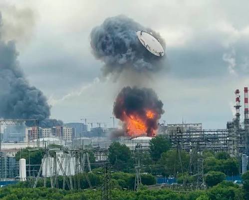 Osinttechnical's tweet photo. The Moscow oil refinery has been shuttered until 2027 due to Ukraine’s repeated successful drone attacks last week.

Repairs will take 6 months “at best” per multiple sources to Reuters. https://t.co/87u04OUVoJ