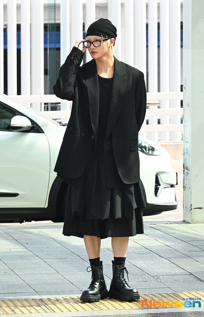 writtenbyjoong's tweet photo. hj on his knees under his skirt sucking him off 🤤 https://t.co/a9oXV7CBSK