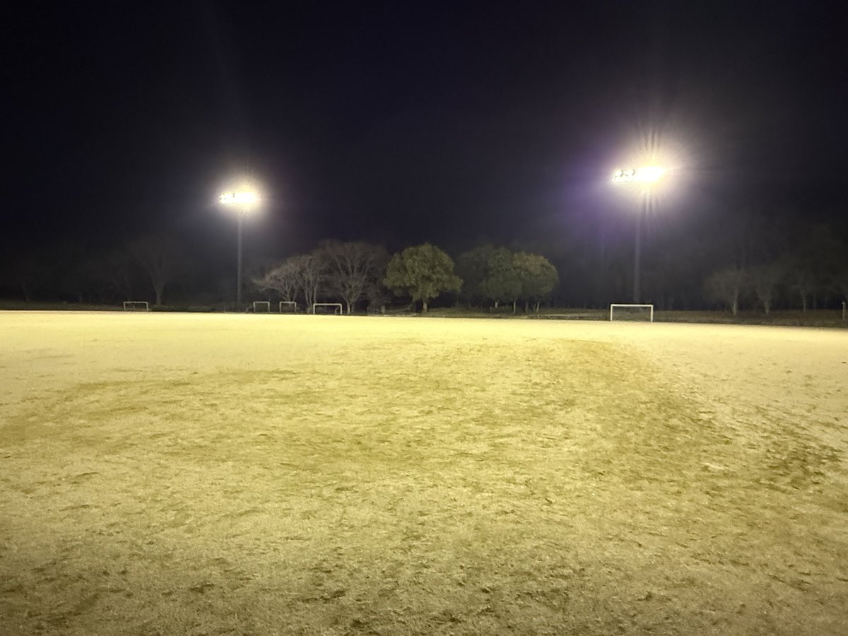 Trainer_Kanta's tweet photo. 毎日投稿984日目

今日は小学生サッカーチームのトレーナー活動でした！

途中から雨が降ってきましたが、子どもたちは最後まで元気いっぱいにプレーしていました💪

どんな環境でも一生懸命取り組む姿を見ると、こちらも自然と力をもらえます！

選手たちが少しでも良い状態でサッカーを楽しめるよう、これからも全力でサポートしていきます🔥

 #河越貫汰