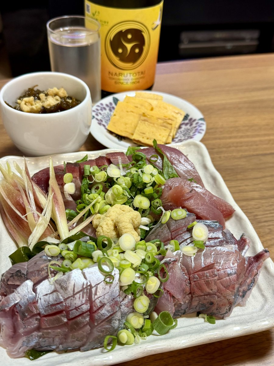 mococafe's tweet photo. 帰り遅くなっちゃったんだけど、夕方食べた朝どれ鯵のお寿司が美味しくて、朝どれ鯵を買ってきました。お刺身にしました。めちゃくちゃ美味でした。カツオも🐟
〆はミニしらす丼的なやつ。徳島県阿南市椿泊シラスはふわふわで澄んだ旨味で美味😋
日本酒は徳島県の鳴門鯛です🍶´-
徳島の日でした。 https://t.co/Xi4WbJiunZ