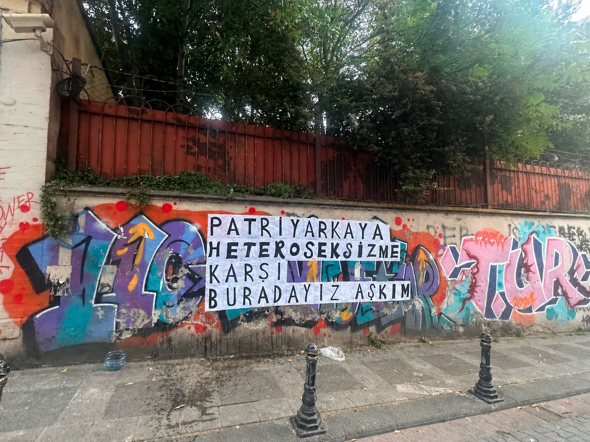 AralikFeministK's tweet photo. Patriyarkaya, heteroseksizme karşı feminist mücadelemizle, dayanışmamızla buradayız.

Onur Ayı kutlu olsun🌈 https://t.co/XxaCiCg3yR