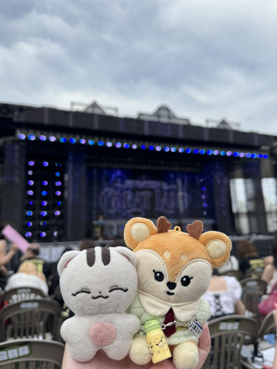pepishua's tweet photo. very late but caratland 2026 day 1 &amp; 2 🩵 https://t.co/Jk9kLBw5pj