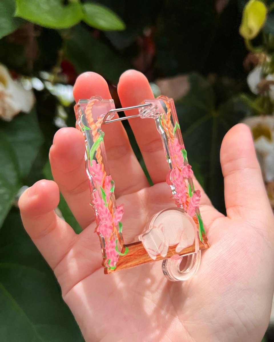 lunedropstudios's tweet photo. - swing kitty carabiner
- apple fairy foldable shopping bag
- plum blossom dragon card holder
- cosmic kitty phone charms https://t.co/5Xa9ZFqy40