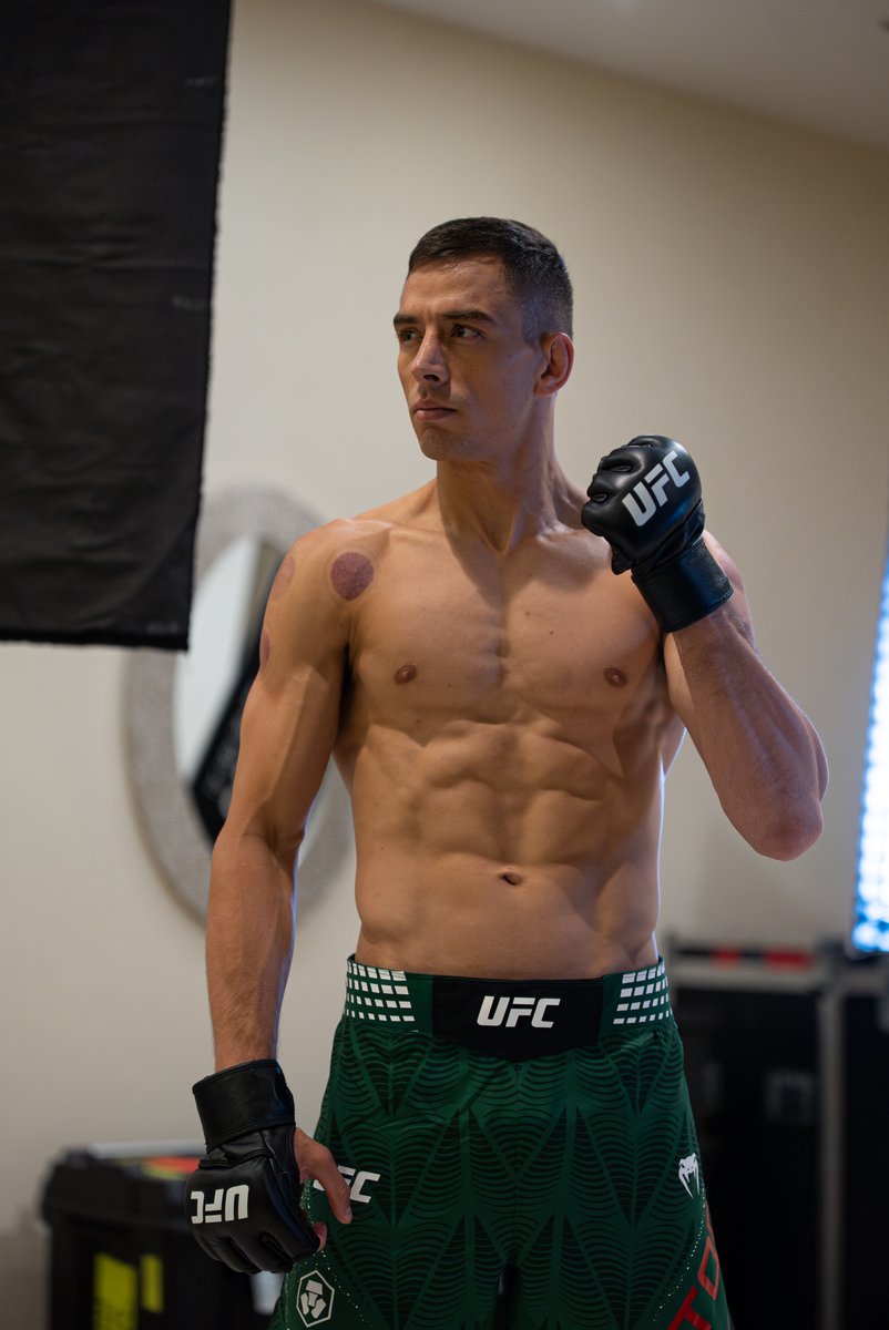 UFCEspanol's tweet photo. EL LOCO 🇲🇽 está listo para ESTELAR #UFCBaku  

Sáb. 27 de junio | En vivo por Paramount + Deportes 

ESTELARES 12pm ET 🇺🇸 / 10am 🇲🇽 / 1pm 🇦🇷 / 6pm 🇪🇸
PRELIMS 9am ET 🇺🇸 / 7am 🇲🇽 / 10am 🇦🇷 / 3pm 🇪🇸 https://t.co/5ChfGhOwC8