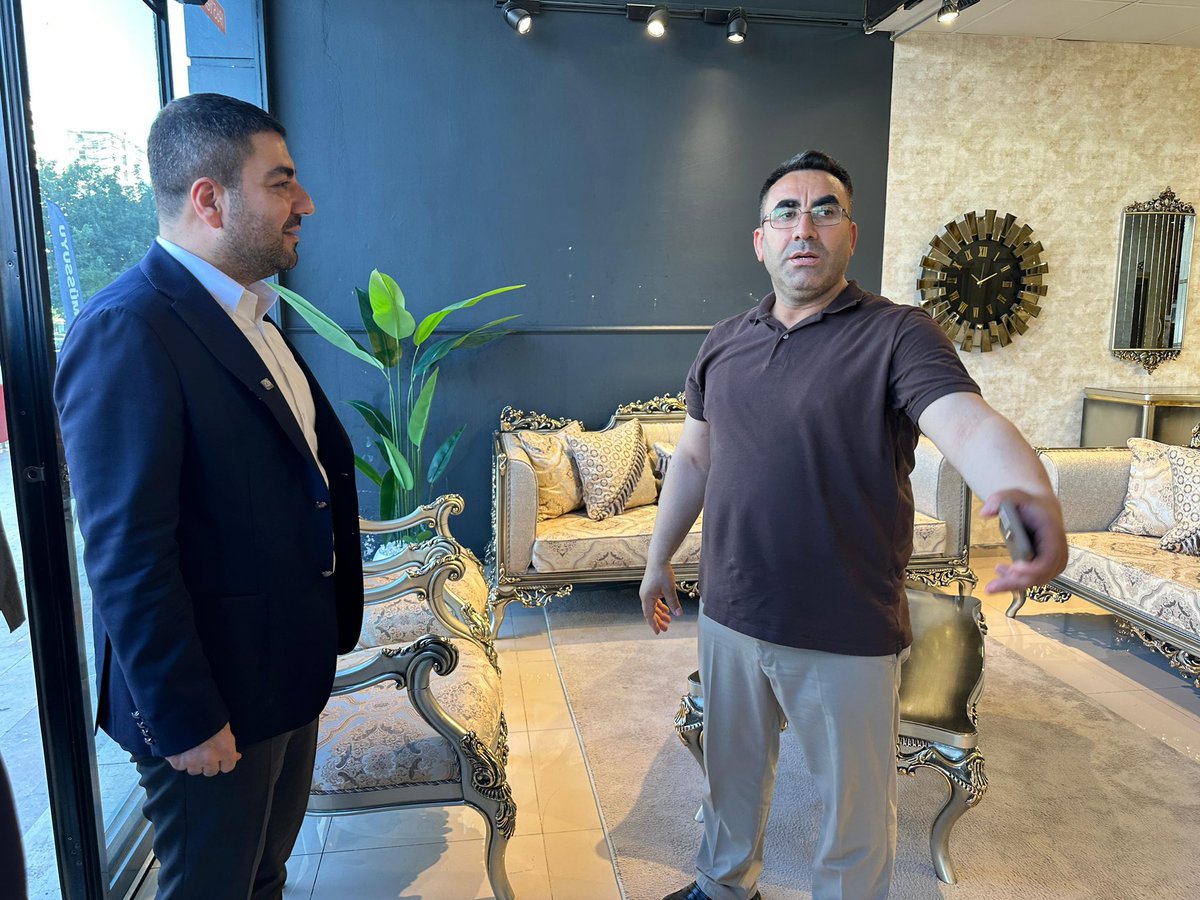 Karakopruak's tweet photo. Karaköprü’nün bereketi esnafımızın emeğinde saklı. Esnaf kardeşlerimizi ziyaret ederek gönül köprüleri kurduk, taleplerini dinledik. 
Birlikte daha güçlü bir Karaköprü için çalışmaya devam ediyoruz.
#AKPartiKaraköprü 

@RTErdogan @bybekirbozdag
@abuyukgumus @hakanaksu058 @farukaytek @milhamigunbegi @avorhancelik