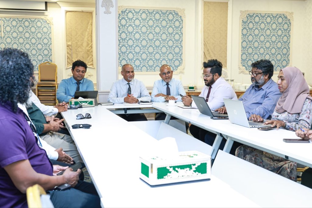 MoHmv's tweet photo. މިނިސްޓްރީގެ އިސްވެރިން ބ.މާޅޮހު ކައުންސިލް މެންބަރުންނާއި ބައްދަލުކުރައްވައިފި. 
މި ބައްދަލުވުމުގައި ޞިއްޙީ މަރުކަޒުން ދެމުންގެންދާ ޚިދުމަތްތަކާއި ބެހޭގޮތުން އަދި ކުރިމަގުގައި އެ ޚިދުމަތްތައް އިތުރަށް ފުޅާކުރެވޭނެ ގޮތްތަކާއި  ގުޅޭގޮތުން މަޝްވަރާކުރެއްވި https://t.co/D2esIqwzPa
