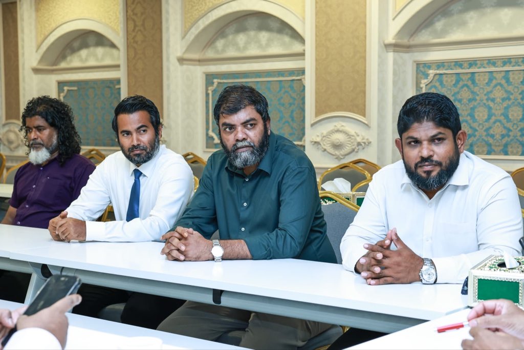 MoHmv's tweet photo. މިނިސްޓްރީގެ އިސްވެރިން ބ.މާޅޮހު ކައުންސިލް މެންބަރުންނާއި ބައްދަލުކުރައްވައިފި. 
މި ބައްދަލުވުމުގައި ޞިއްޙީ މަރުކަޒުން ދެމުންގެންދާ ޚިދުމަތްތަކާއި ބެހޭގޮތުން އަދި ކުރިމަގުގައި އެ ޚިދުމަތްތައް އިތުރަށް ފުޅާކުރެވޭނެ ގޮތްތަކާއި  ގުޅޭގޮތުން މަޝްވަރާކުރެއްވި https://t.co/D2esIqwzPa