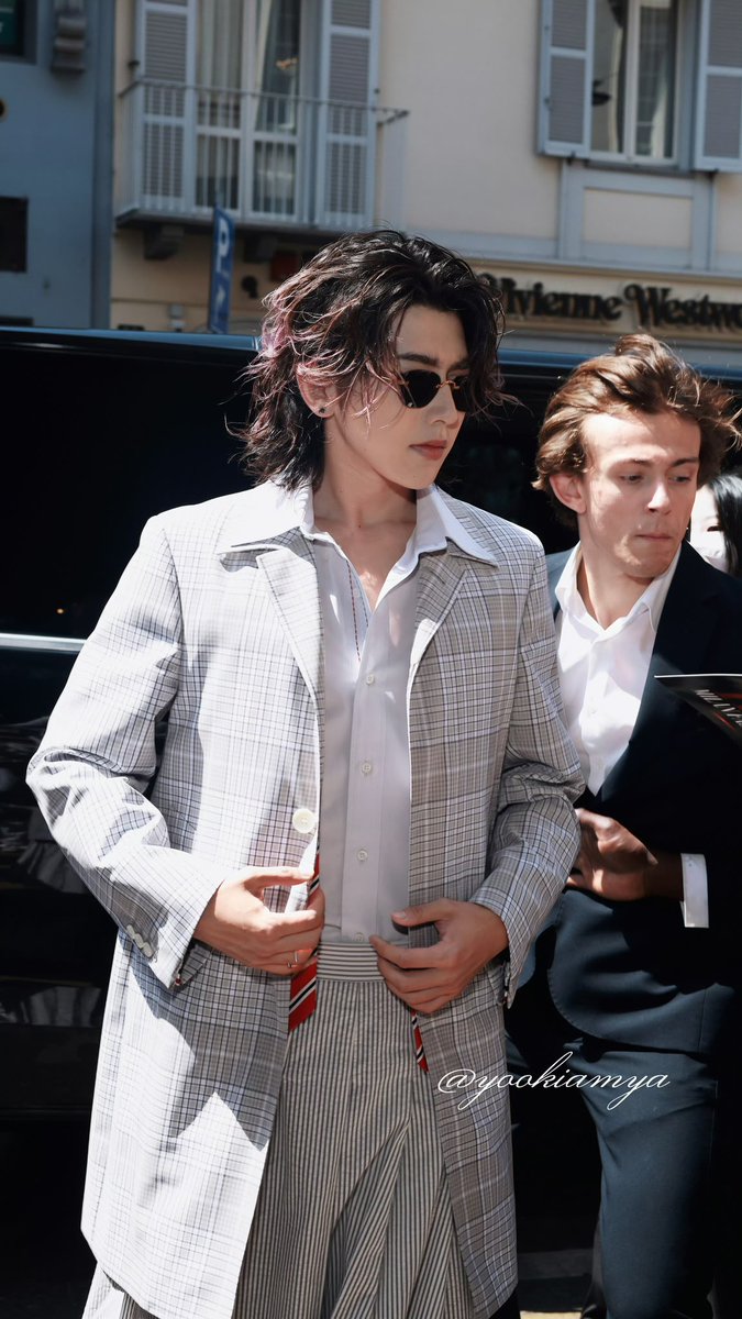 rain_storm295's tweet photo. KUN really has a lot of class!

KUN’s MFW moment
#KUN #KUNxTHOMBROWNESS27 #KUNxTHOMBROWNE #THOMBROWNE 
@kun_officialx @ThomBrowne https://t.co/8mKZiDjnA2