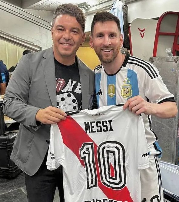 frabigol's tweet photo. - Hizo cuatro goles en las inferiores de River, su sueño era quedarse
- Al único club que le pidió perdón en toda su carrera fue a River
- Miró la final de Madrid en un palco que daba a la hinchada de River

Feliz cumpleaños al más gallina de los nuestros. Felices 39, Messi. https://t.co/SAFxSdv60E