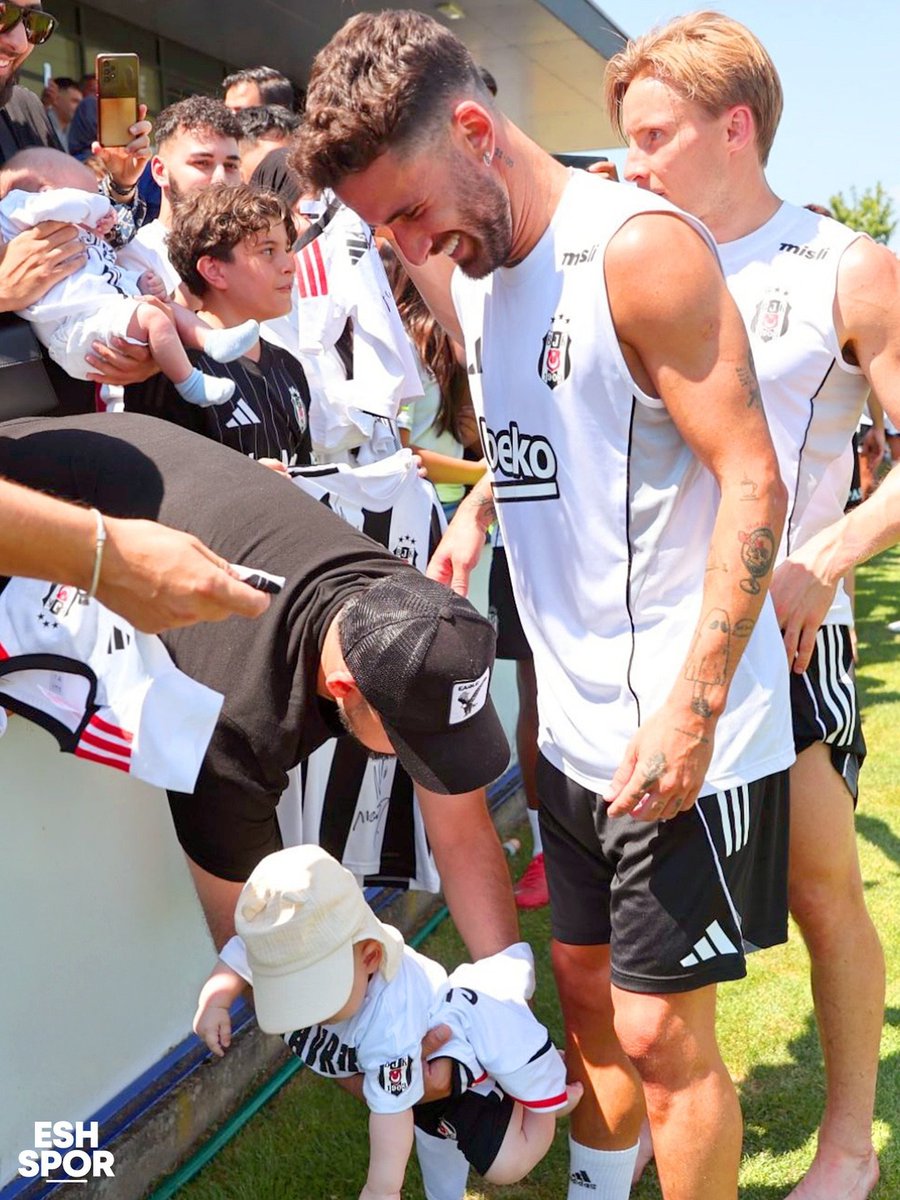 ekgedik1903's tweet photo. Çok iyi futbolcu gördüm de 
Hem iyi futbolcu hem teknik direktör sarrafı ilk defa gördüm https://t.co/SnTmxOMi0a