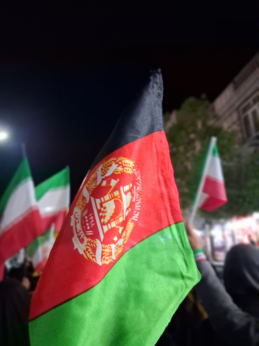 azdamerend's tweet photo. @Mr_moh3n خانمه می‌گفت مام تو جنگ سفره صلوات داشتیم، ایرانی افغانی نداره، کاری بود که از دستمون برمیومد. بعد شبا می‌رفتیم تجمع ایرانیا می‌گفتن شما چرا اومدید به شما چه! 
البته که زیبایی‌ام زیاده: https://t.co/WYEocZbLnx