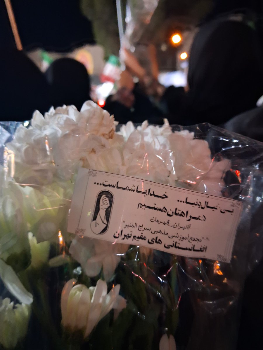 azdamerend's tweet photo. @Mr_moh3n خانمه می‌گفت مام تو جنگ سفره صلوات داشتیم، ایرانی افغانی نداره، کاری بود که از دستمون برمیومد. بعد شبا می‌رفتیم تجمع ایرانیا می‌گفتن شما چرا اومدید به شما چه! 
البته که زیبایی‌ام زیاده: https://t.co/WYEocZbLnx