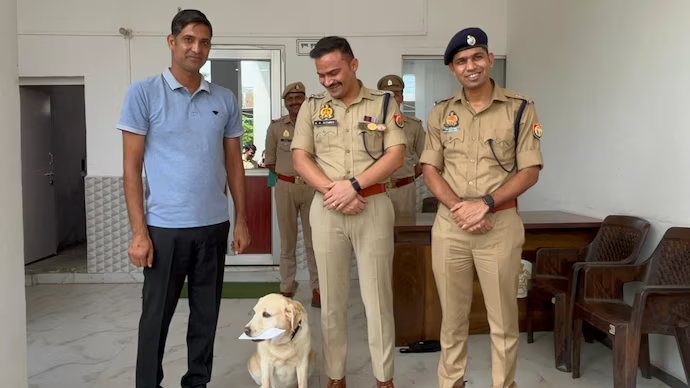 IndiaToday's tweet photo. How a gamcha helped police dog Mary trace rape accused to his house in UP

#SambhalPolice #PoliceDog #Mary #CrimeNews 

Read More: https://t.co/hZWA4kG3Yx https://t.co/UhhmJfTqa5