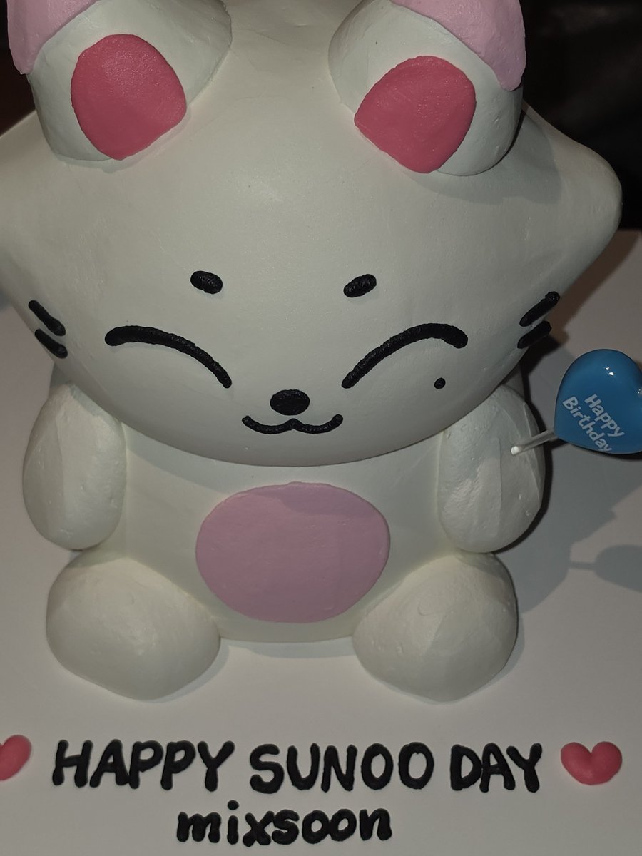 pinknooieu's tweet photo. mixsoon gave sunoo cake last year and this year too ☹️🫶🏻 thank you, @mixsoon_kr 🩷 

this year they gave him kishu inspired cake 😭 SOOOO CUTE! 

#SUNOO #선우 https://t.co/rVoMrueZSJ