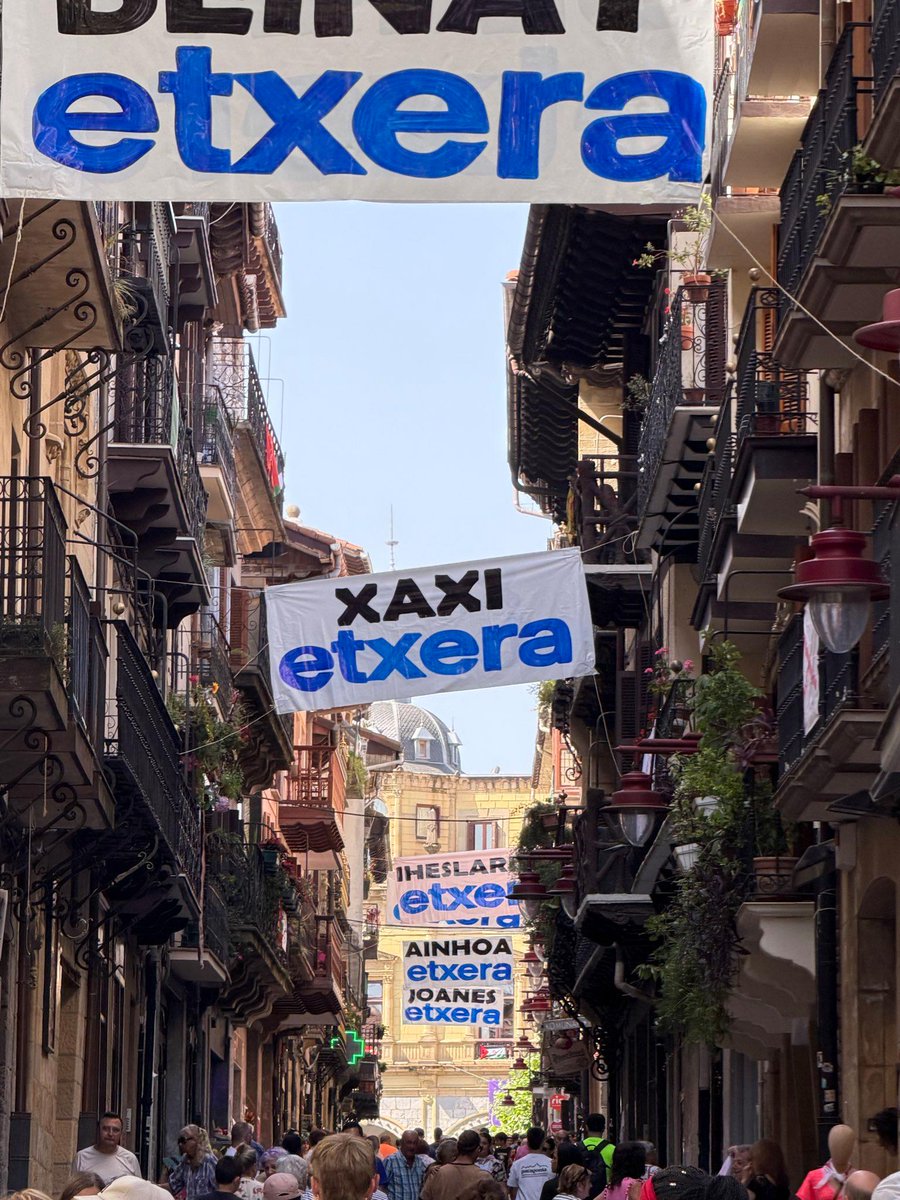 CovitePV's tweet photo. Pancartas colgadas estos días por las calles de Hernani con los nombres de los etarras Ainhoa García, Gurutz Aguirresarobe, Beñat Aguinagalde, Joanes Larretxea y Asier Eceiza "Xaki". Todos condenados por asesinato. 

Larretxea y Agirresarobe se han beneficiado del artículo 100.2 otorgado por el @Gob_eus.

Los siguen reivindicando como "presos políticos". ¿Y así pretenden hacernos creer que están arrepentidos?