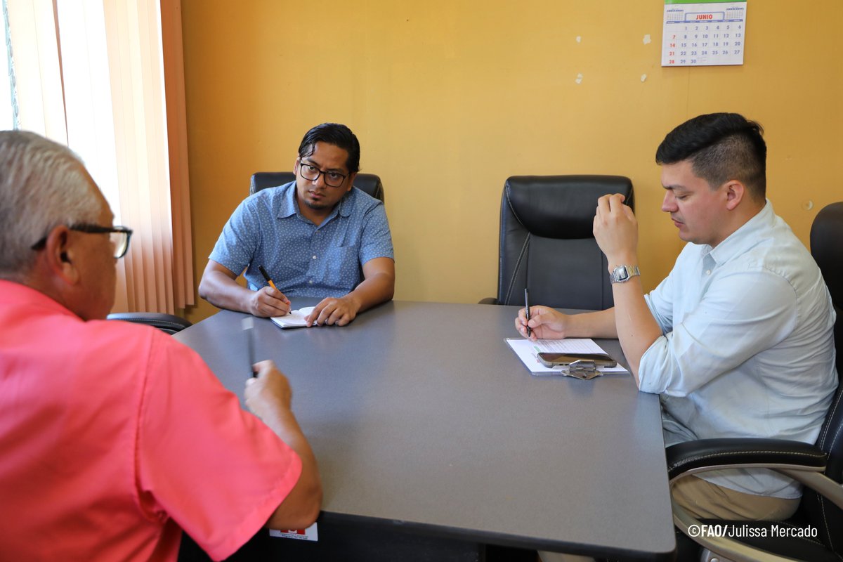 FAOHonduras's tweet photo. Mario Pavón, Director Ejecutivo de MAMUCA, dialogó con el equipo de FAO #RECOVER y asegura que "se ha generado una conciencia de protección ambiental a diferentes niveles, alcaldes municipales, equipos técnicos, viveristas, y creemos que ese es uno de los principales logros". 🌳 https://t.co/qy0kXFoQ6e