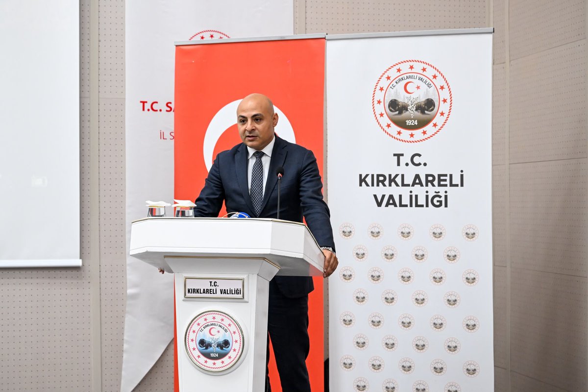 isggmmedya's tweet photo. Kamuda İş Sağlığı ve Güvenliği Toplantıları Kırklareli’nden Başladı

Genel Müdürlüğümüz tarafından kamu kurumlarında iş sağlığı ve güvenliği kültürünün güçlendirilmesi ve mevzuat hükümlerinin etkin uygulanmasının desteklenmesi amacıyla düzenlenen “Kamuda İş Sağlığı ve Güvenliği Toplantıları”nın ilki, 24 Haziran 2026 tarihinde Kırklareli’nde gerçekleştirildi. Program Kırklareli Valisi Uğur TURAN ve Genel Müdürümüz Erhan TAYLAN’ın açılış konuşmalarıyla başladı.

81 ilde düzenlenmesi planlanan toplantıların ilkine, Vali TURAN’ın başkanlığında il nezdinde görev yapan kamu kurum ve kuruluşlarının yöneticileri, kaymakamlar, adli yargı mensupları, belediye temsilcileri, üniversitelerin, okulların, yurtların yöneticileri ve personeli katılım sağladı.

Kamu kurum ve kuruluşlarından 200’ün üzerinde katılımcının yer aldığı programda, iş sağlığı ve güvenliği hizmetlerinin daha sistematik, kurumsal ve sürdürülebilir şekilde yürütülebilmesi için yöneticilerin desteğinin ve kurumsal koordinasyonun önemi vurgulandı.

Kırklareli programımıza ilişkin detaylar internet sayfamızda:

https://t.co/xiJabllmfU

#kamu #isg #kırklareli
@csgbakanligi @valikirklareli @Kirkbelbasin @iskurkirklarel @Kirklarelisgk