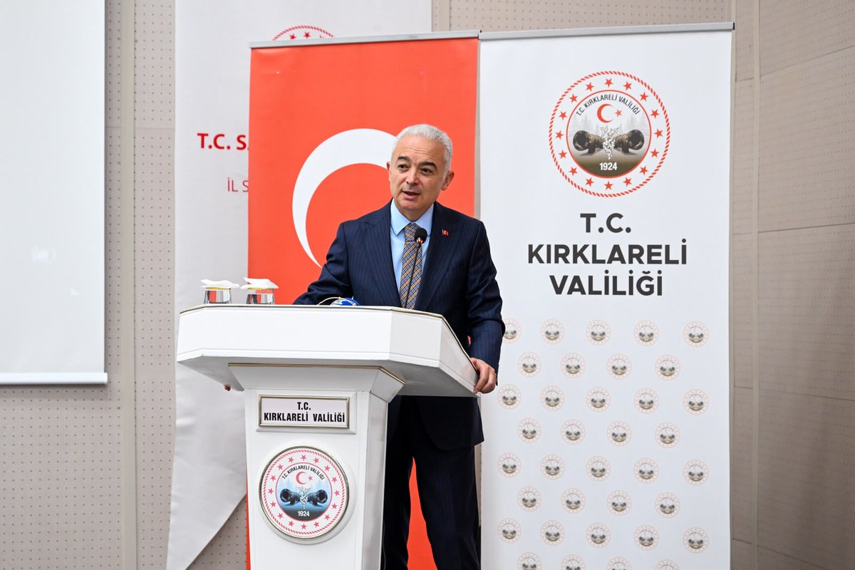 isggmmedya's tweet photo. Kamuda İş Sağlığı ve Güvenliği Toplantıları Kırklareli’nden Başladı

Genel Müdürlüğümüz tarafından kamu kurumlarında iş sağlığı ve güvenliği kültürünün güçlendirilmesi ve mevzuat hükümlerinin etkin uygulanmasının desteklenmesi amacıyla düzenlenen “Kamuda İş Sağlığı ve Güvenliği Toplantıları”nın ilki, 24 Haziran 2026 tarihinde Kırklareli’nde gerçekleştirildi. Program Kırklareli Valisi Uğur TURAN ve Genel Müdürümüz Erhan TAYLAN’ın açılış konuşmalarıyla başladı.

81 ilde düzenlenmesi planlanan toplantıların ilkine, Vali TURAN’ın başkanlığında il nezdinde görev yapan kamu kurum ve kuruluşlarının yöneticileri, kaymakamlar, adli yargı mensupları, belediye temsilcileri, üniversitelerin, okulların, yurtların yöneticileri ve personeli katılım sağladı.

Kamu kurum ve kuruluşlarından 200’ün üzerinde katılımcının yer aldığı programda, iş sağlığı ve güvenliği hizmetlerinin daha sistematik, kurumsal ve sürdürülebilir şekilde yürütülebilmesi için yöneticilerin desteğinin ve kurumsal koordinasyonun önemi vurgulandı.

Kırklareli programımıza ilişkin detaylar internet sayfamızda:

https://t.co/xiJabllmfU

#kamu #isg #kırklareli
@csgbakanligi @valikirklareli @Kirkbelbasin @iskurkirklarel @Kirklarelisgk